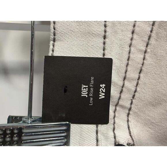 NWT True Religion Joey Low Rise Flare Big T Flap Jeans Size 24 White 31” Inseam - Picture 7 of 10